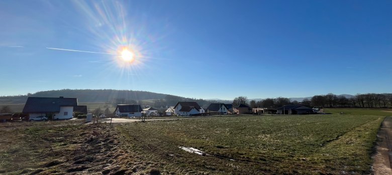 Blick auf die Bauplätze im Neubaugebiet Schimmelseite im Ortsteil Wollmar