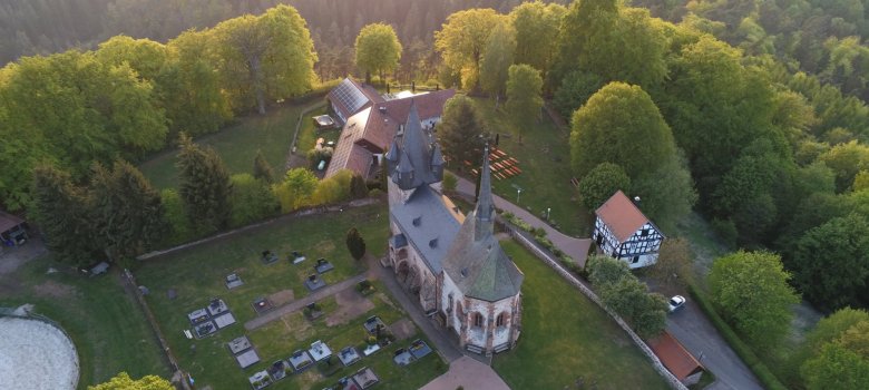 Luftblick Christenberg mit Martinskirche, Friedhof und Wald