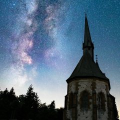 Bild Martinskirche Christenberg mit Sternen