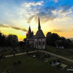 Martinskirche auf dem Christenberg mit einem Sonneruntergang im Hintergrund