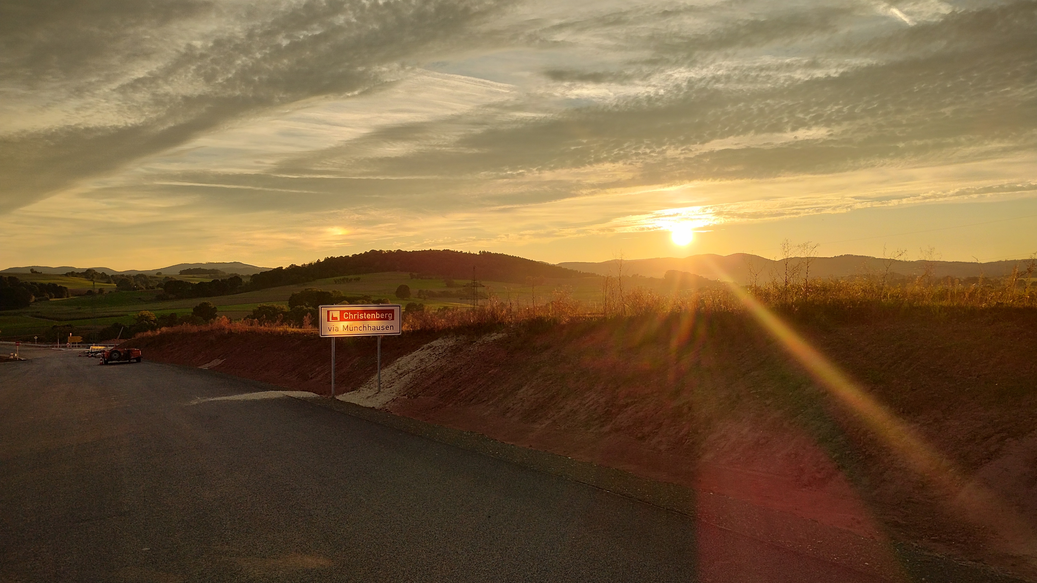 Sonnenuntergang auf der Umgehungsstraße