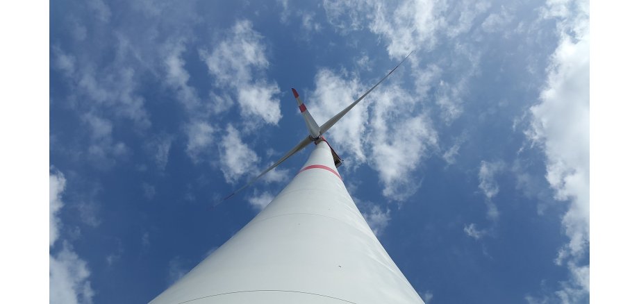 Bild Windrad mit Blick zur Turbine