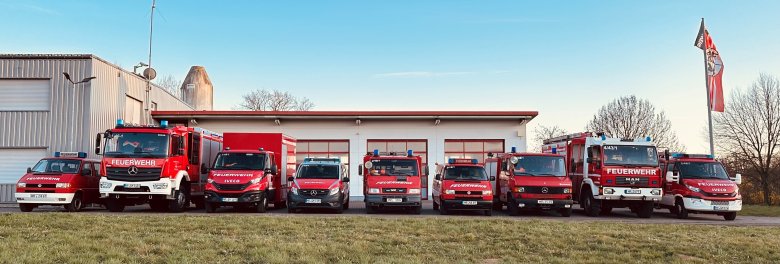 Gruppenbild mit allen Einsatzfahrzeugen vor dem Feuerwehrhaus Münchhausen Gruppenbild mit allen Einsatzfahrzeugen vor dem Feuerwehrhaus Münchhausen