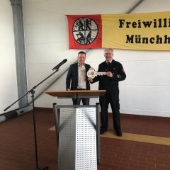 Bürgermeister Holger Siemon übergibt symbolisch den Schlüssel für das neue TSF-L an Wehrführer Axel Berghöfer