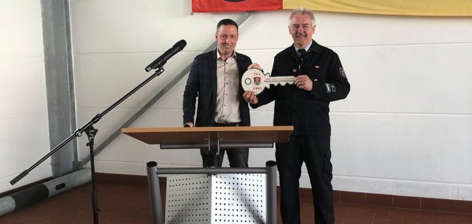Bürgermeister Holger Siemon übergibt symbolisch den Schlüssel für das neue TSF-L an Wehrführer Axel Berghöfer