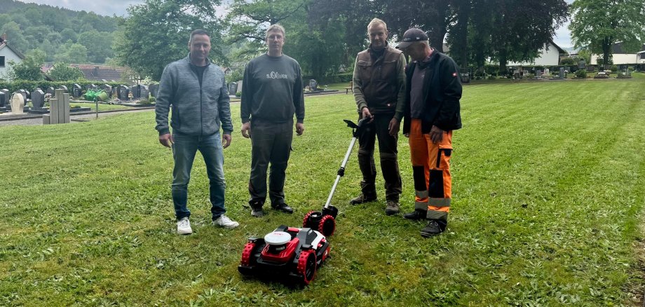 Foto der Übergabe mit Bürgermeister Siemon, Ortsvorsteher Henseling, Firmeninhaber Rink und Bauhofleiter Funk