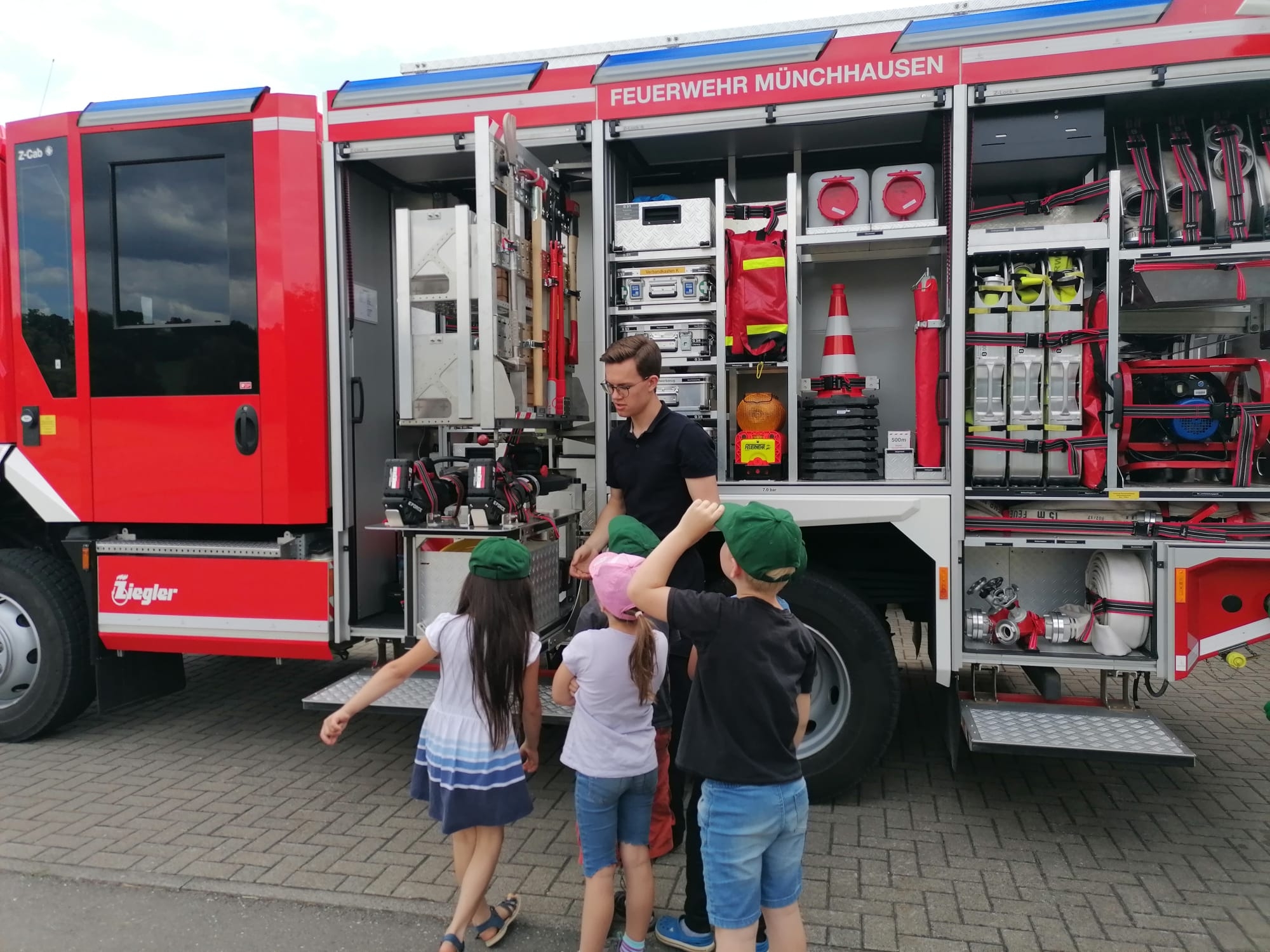 Kinder bekommen das große Fahrzeug gezeigt