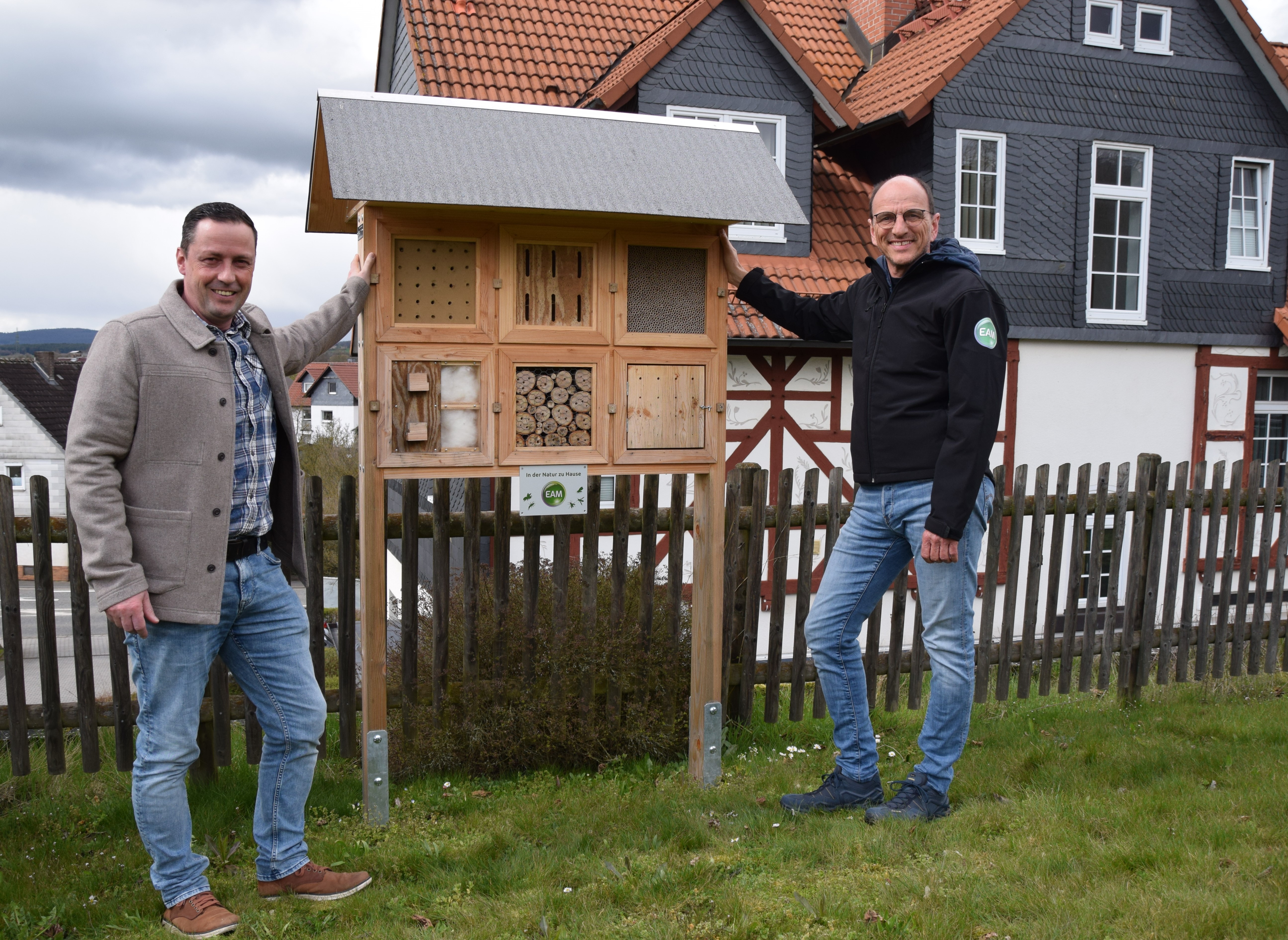 Marcus Hief von der EAM übergibt das XXL-Insektenhotel an Bürgermeister Holger Siemon