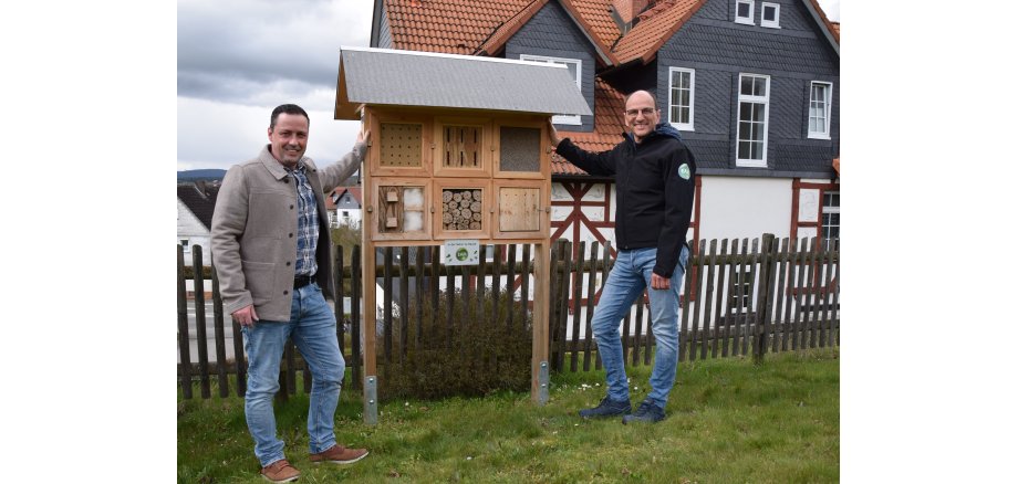 Marcus Hief von der EAM übergibt das XXL-Insektenhotel an Bürgermeister Holger Siemon