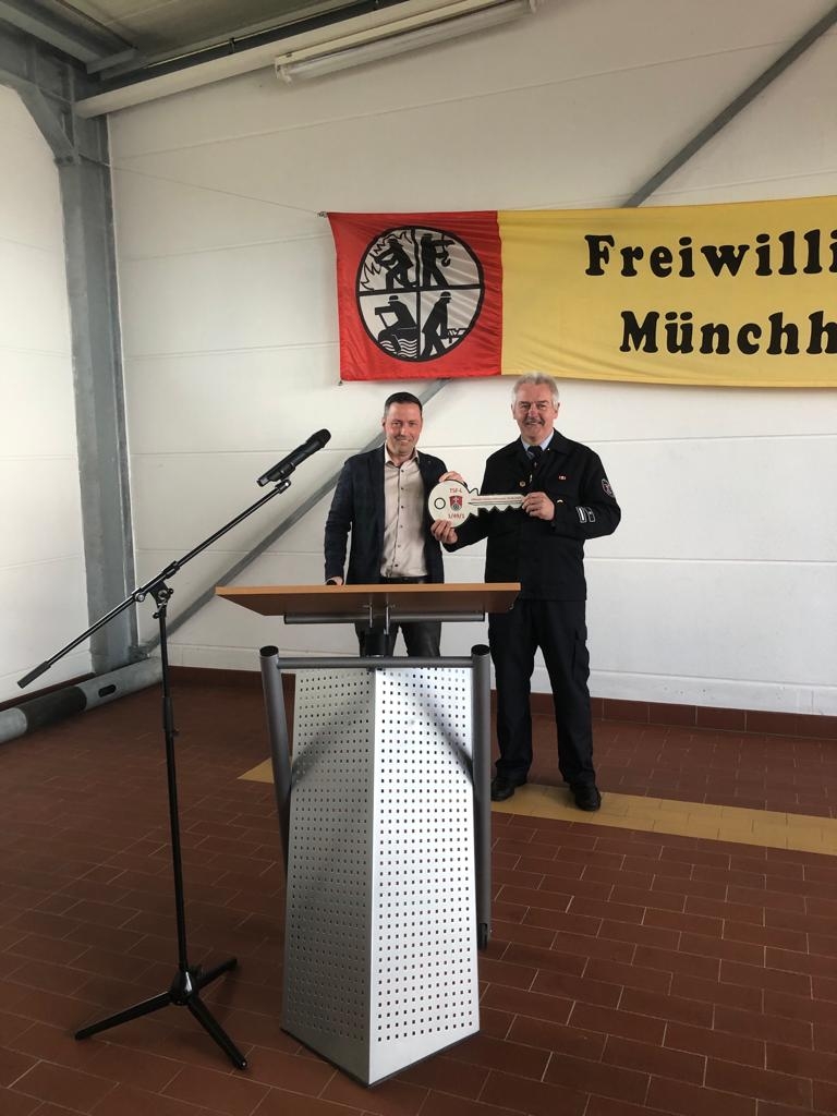 Bürgermeister Holger Siemon übergibt symbolisch den Schlüssel für das neue TSF-L an Wehrführer Axel Berghöfer