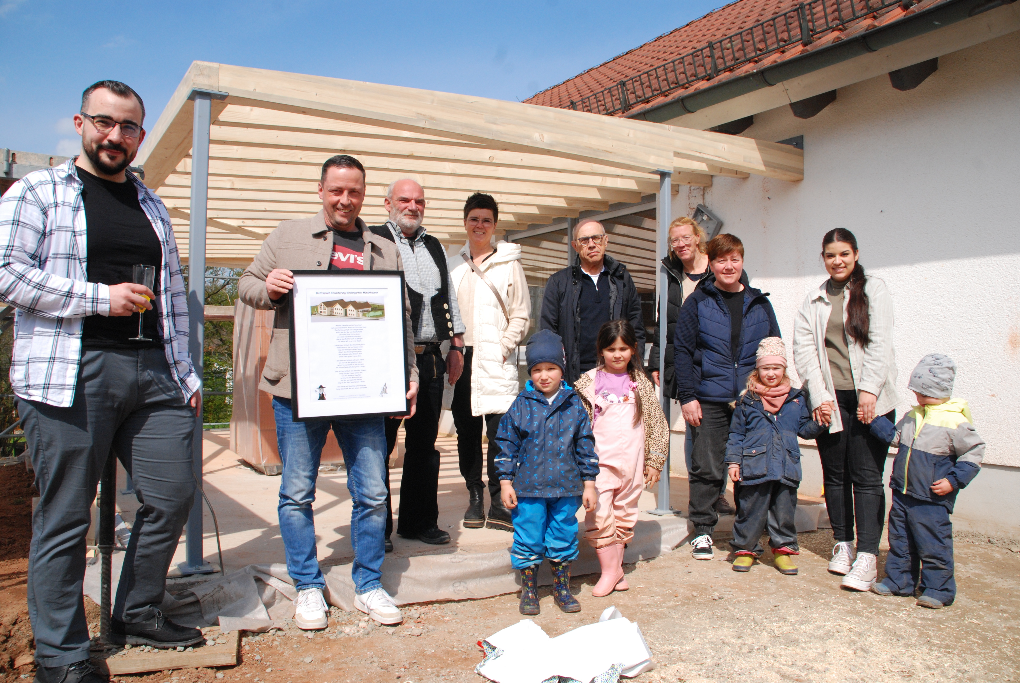 Gruppe Menschen bei Richtfest