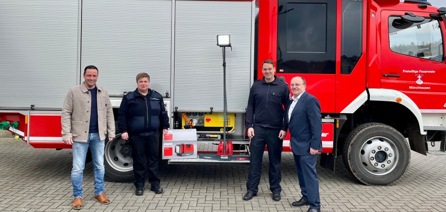 Übergabe des LED-Beleuchtungssystem mit SparkassenVersicherung, Bürgermeister und den stellv. Gemeindebrandinspektoren vor dem Einsatzfahrzeug