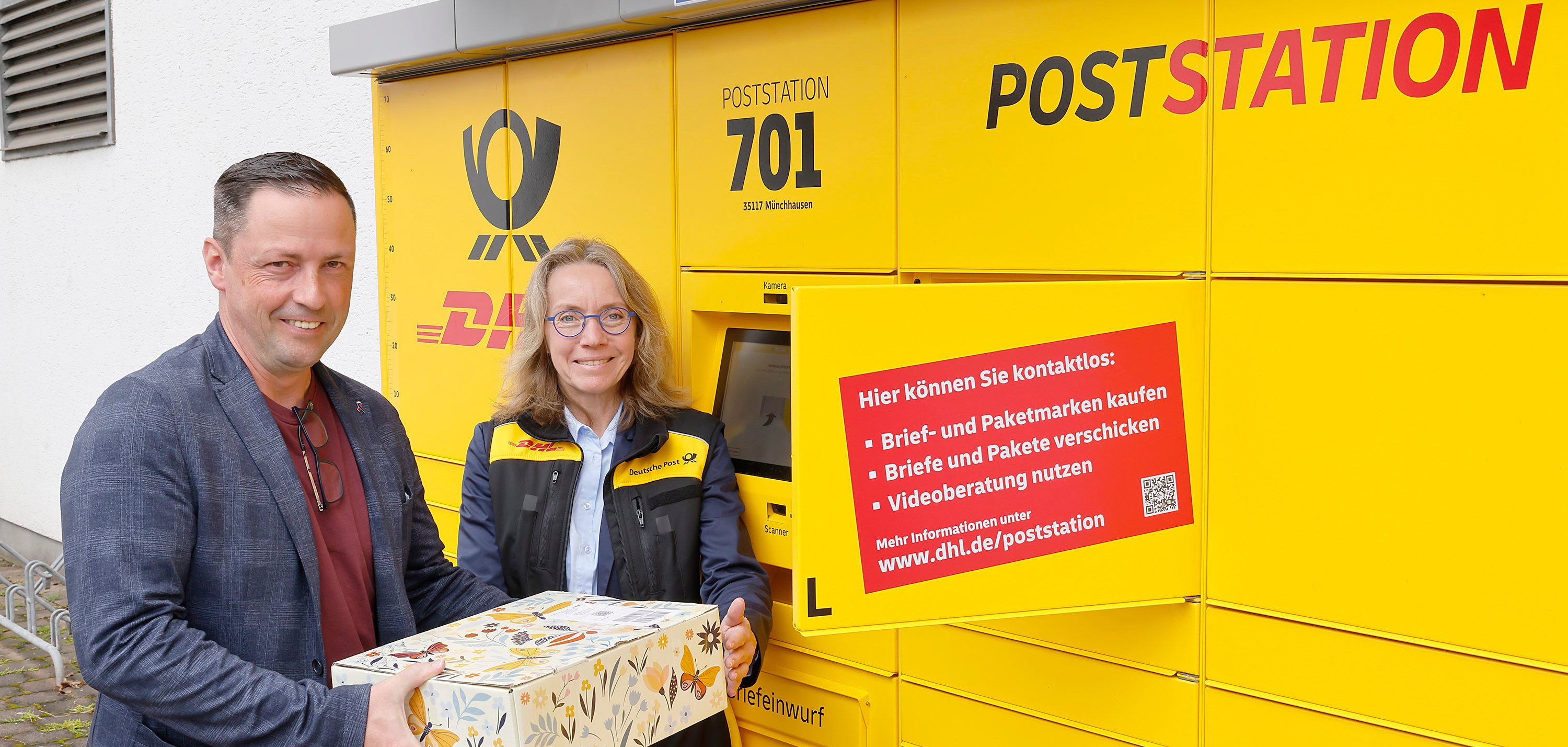 Gabriele Schulz (regionale Politikbeauftragte der DHL Group) und Bürgermeister Holger Siemon schicken das erste Paket an der neuen Poststation auf die Reise