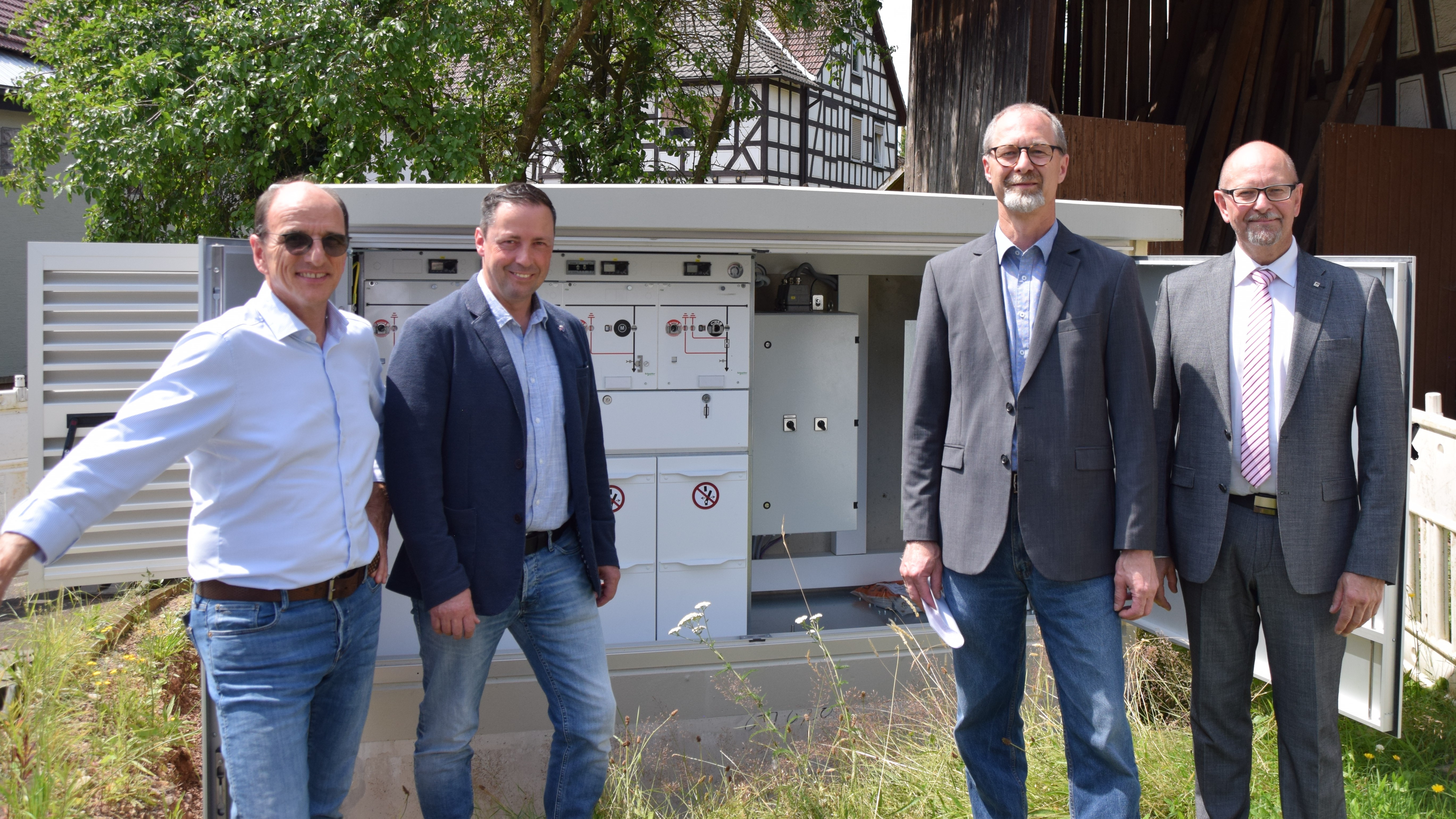 (von Links) Leiter der EAM Netzregion Dillenburg/Biedenkopf Marcus Hief; Bürgermeister Holger Siemon ; Leiter des EAM-Regionalzentrums Süd Marco Müller ; Geschäftsführer der Energie Marburg-Biedenkopf Dr. Bernhard Müller
