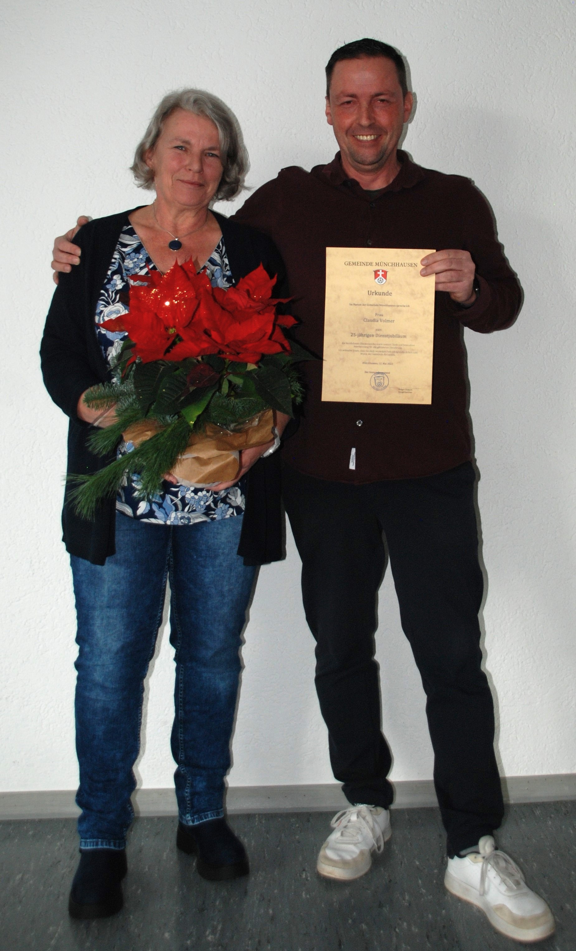 Jubilarin Claudia Volmer und Bürgermeister Siemon 