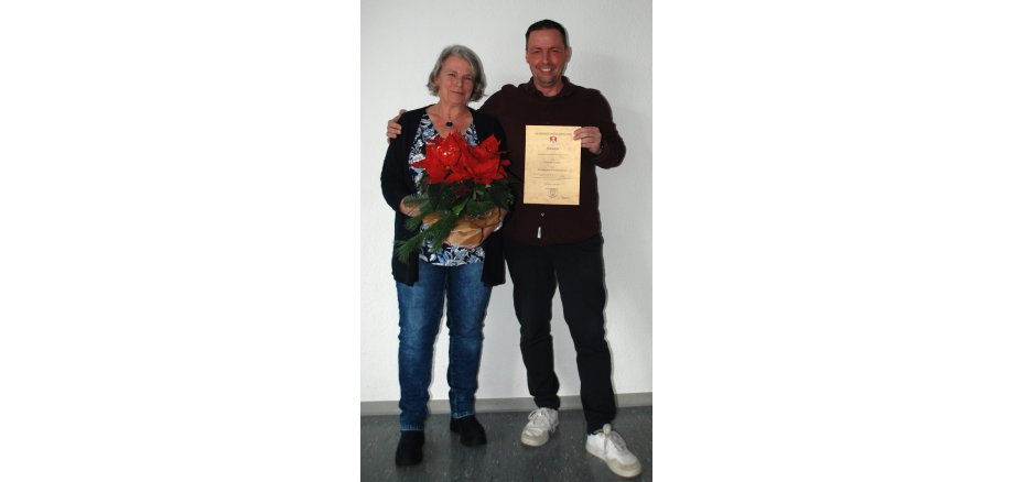 Jubilarin Claudia Volmer und Bürgermeister Siemon 
