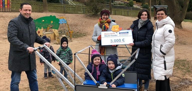 Übergabe des Kinderwagens mit Vertretern der Sparda-Bank Hessen, der KiTa und der Gemeinde