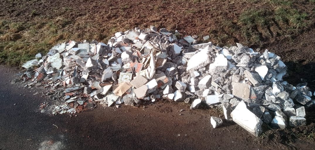 Abgeladener Bauschutt
