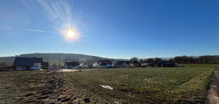 Blick auf die Bauplätze im Neubaugebiet Schimmelseite im Ortsteil Wollmar