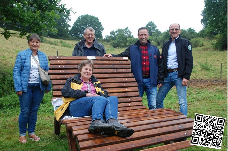 Bild Wanderbank mit Bürgermeister Siemon und Vertreter der EAM und Ortsbeirat Simtshausen