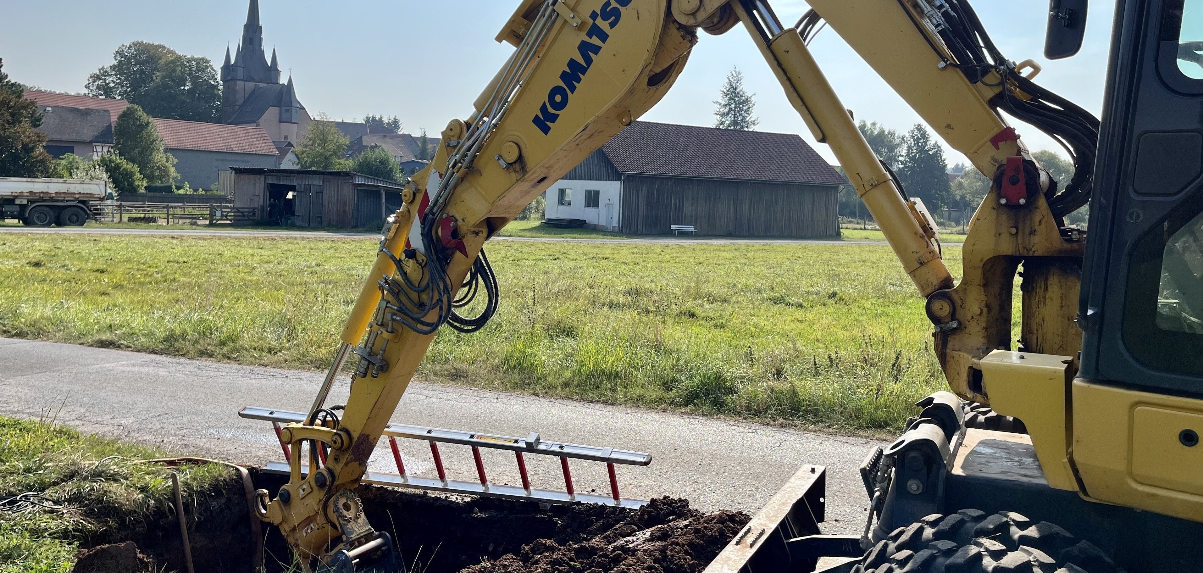 Reparatur des Wasserrohrbruch durch den Bauhof mit Bagger