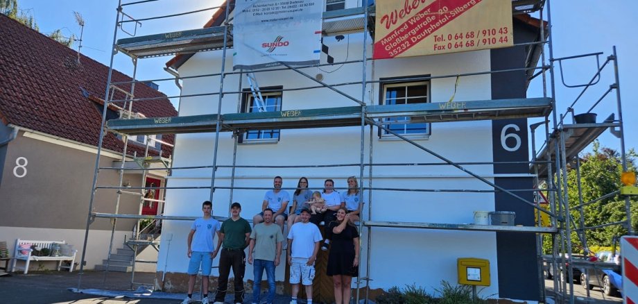 Bürgermeister Holger Siemon und die Mitglieder der Burschenschaft vor dem renovierten Backhaus