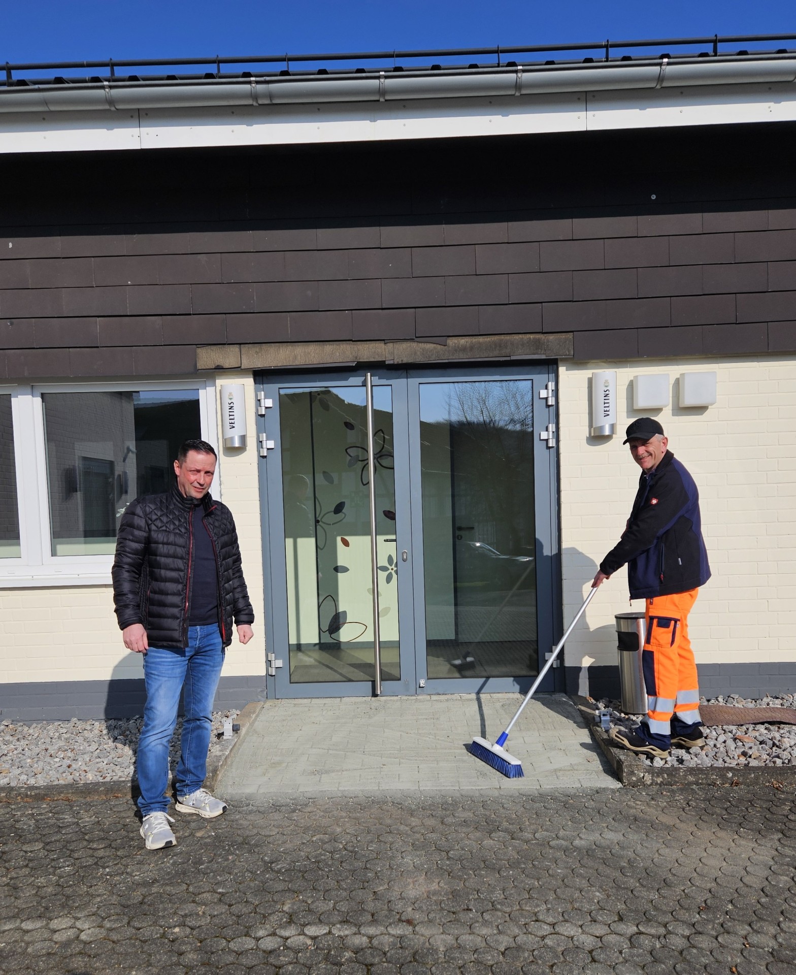 Bürgermeister Holger Siemon und Bauhofleiter Ralf Funk am neugestaltenden Zugang am Hintereingang des DGH Wollmar