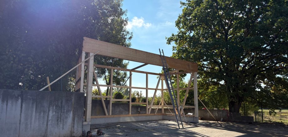 Holzkonstruktion des Geräteunterstandes