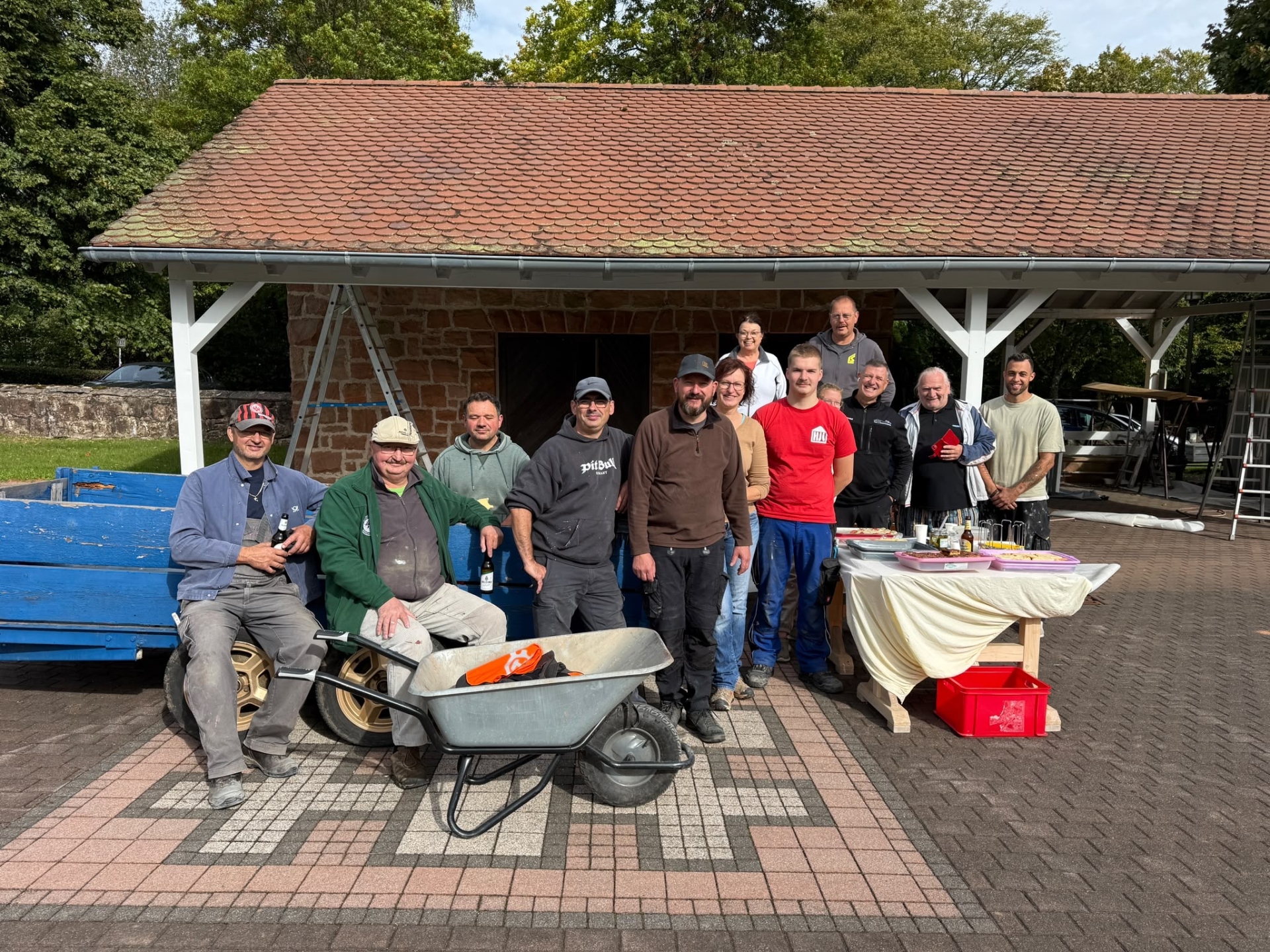 Gruppenfoto der ehrenamtlichen Helferinnen und Helfer
