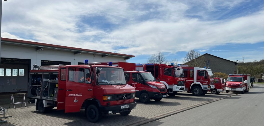 Blick auf geparkte Feuerwehrfahrzeuge vor dem Feuerwehrhaus Münchhausen