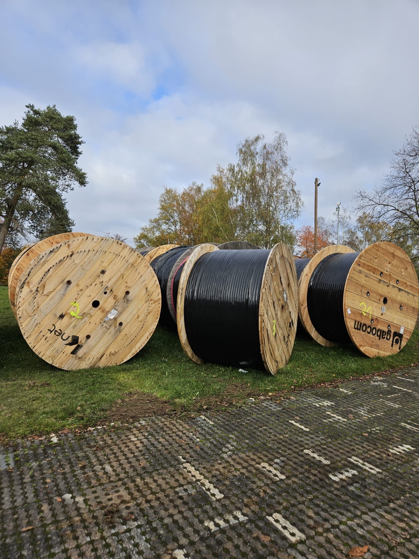 Material für den Glasfaserausbau auf dem Lagerplatz in Niederasphe