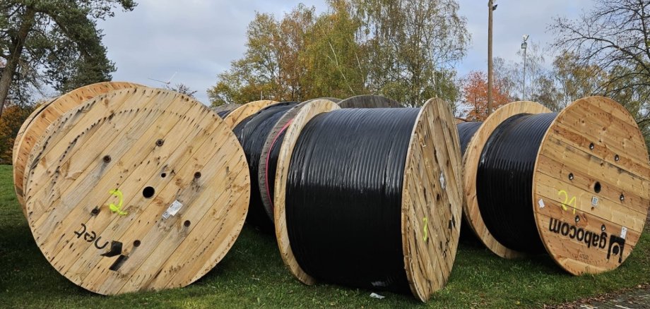 Material für den Glasfaserausbau auf dem Lagerplatz in Niederasphe Material für den Glasfaserausbau auf dem Lagerplatz in Niederasphe