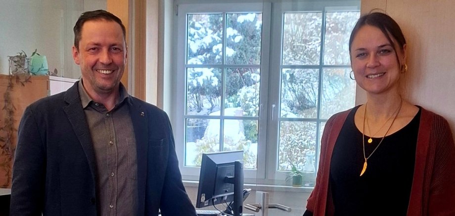 Bürgermeister Holger Siemon und Leiterin des Bürgerbüros Verena Schneider vor der neuen Trennwand