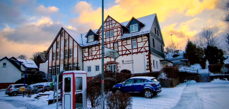 Blick auf das winterliche Rathaus von Münchhausen