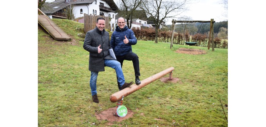 Bürgermeister Siemon und Leiterin Schultz freuen sich übger die