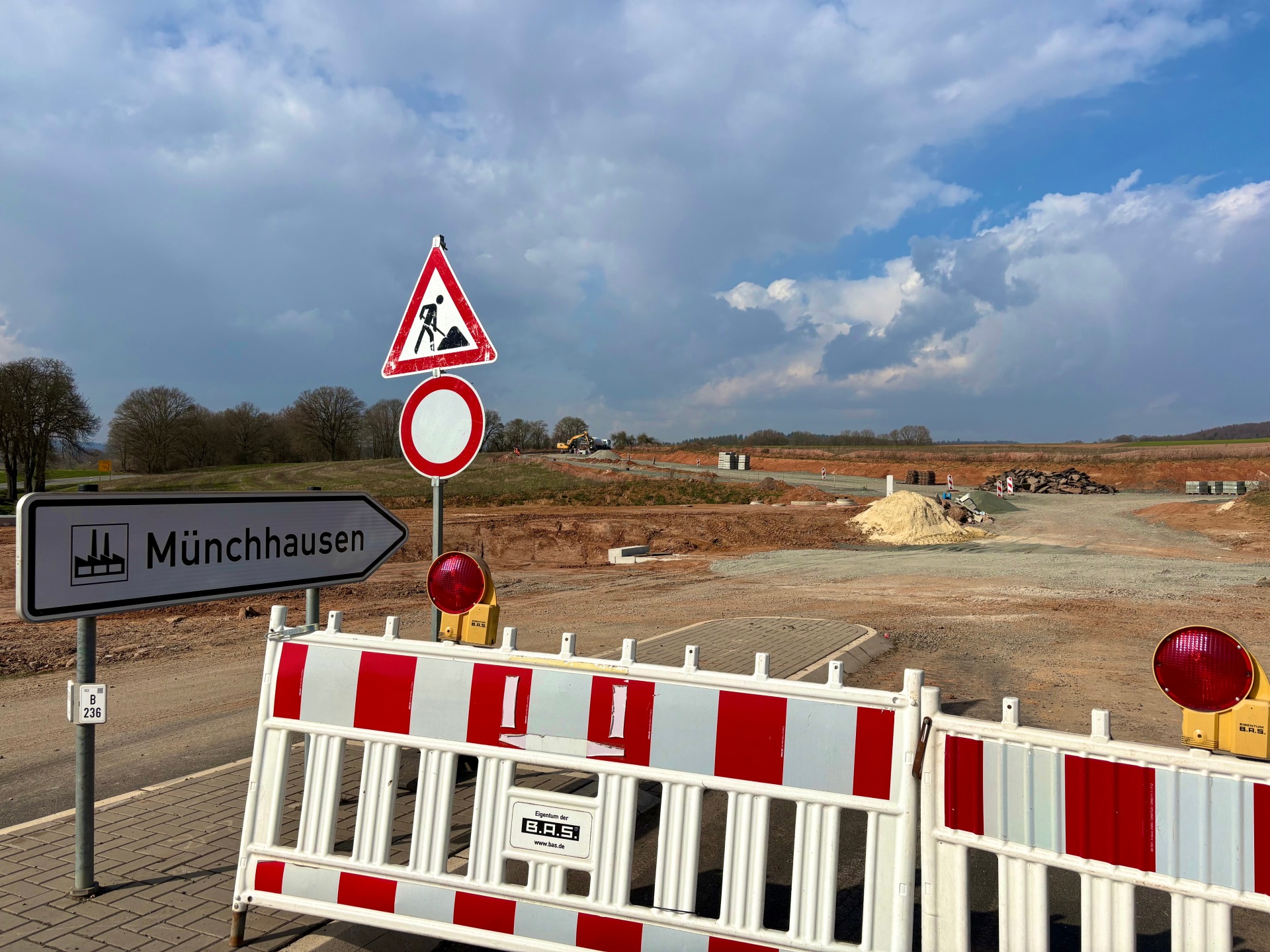 Blick von der Einfahrt in das Gewerbegebiet