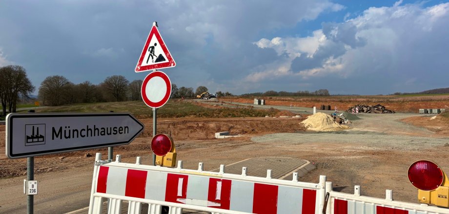 Blick von der Einfahrt in das Gewerbegebiet
