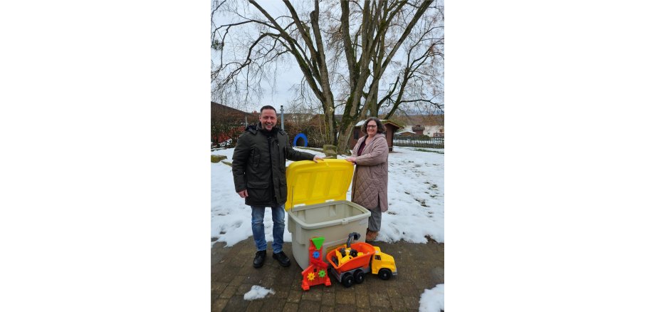 Bürgermeister Siemon und Leiterin Schultz freuen sich übger die 