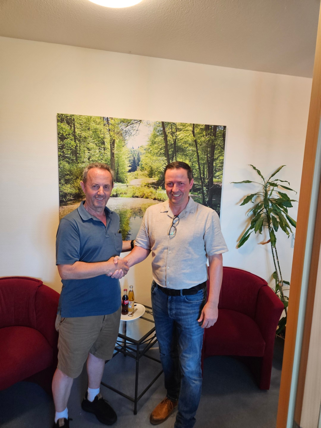 Bürgermeister Holger Siemon und Sabri Aliu geben sich die Hände.