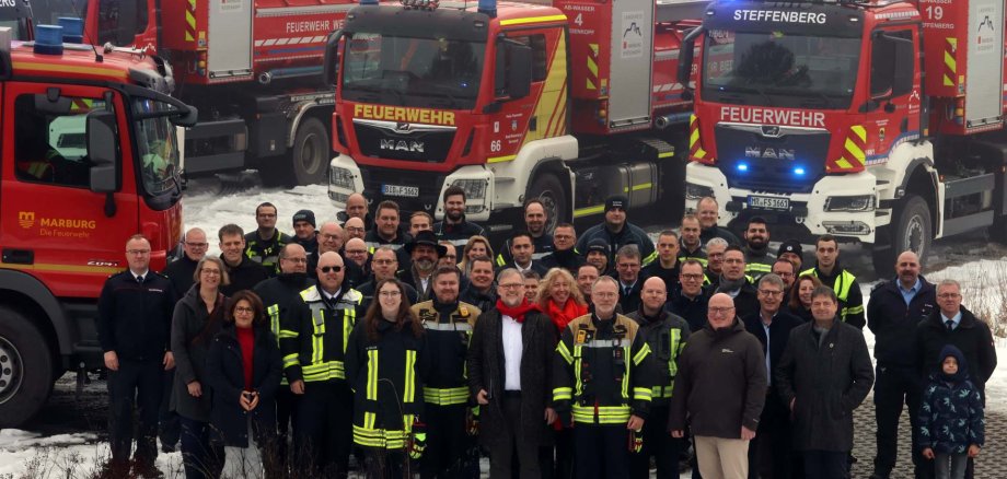 Zufriedene Gesichter in der kommunalen Familie: Der Landkreis Marburg-Biedenkopf hat gemeinsam mit allen 22 kreisangehörigen Kommunen für 2,72 Millionen Euro das Löschwasserkonzept erfolgreich umgesetzt. Der Zeitrahmen wurde um zwölf Monate unterboten, der Kostenrahmen eingehalten. Landrat, Bürgermeisterinnen und Bürgermeister sowie Einsatzkräfte waren bei der offiziellen Vorstellung dabei.