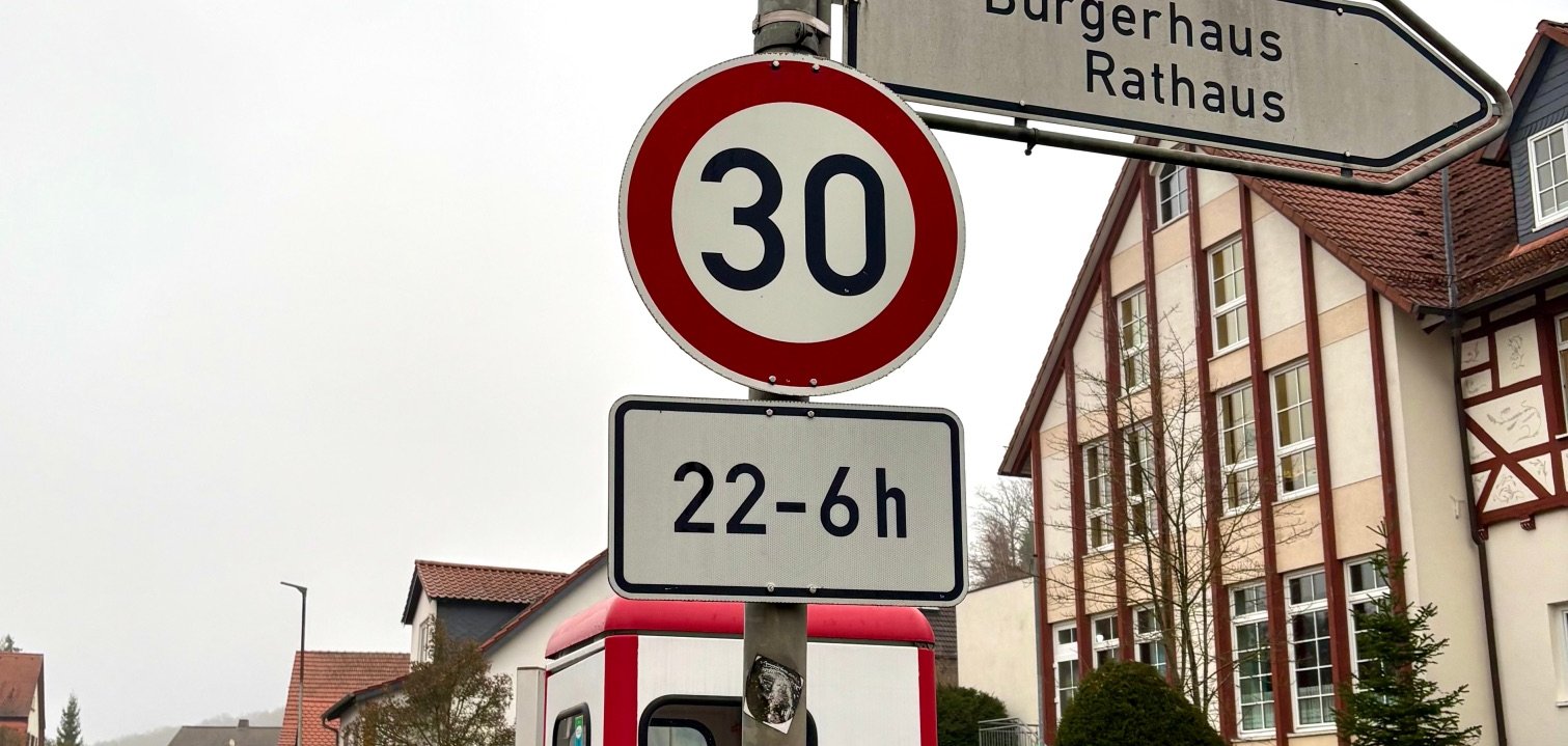 Tempo 30 Schild mit dem Zusatz 22-6 Uhr vor dem Rathaus