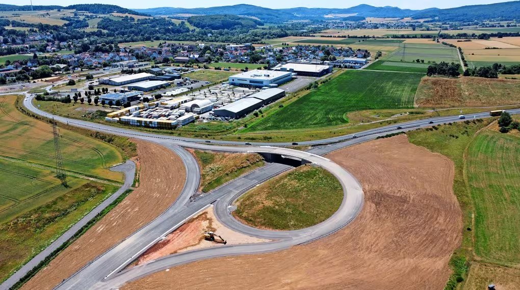 Luftaufnahme Anschlussstelle B252 Ortsumgehung bei Goßfelden