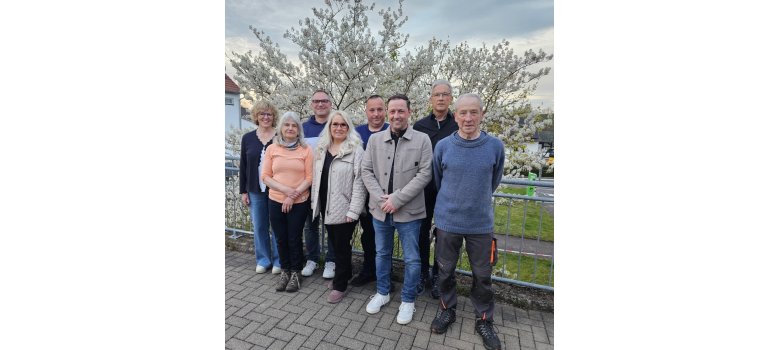 Gruppenbild des Ortsbeirats Simtshausen mit Bürgermeister Siemon
